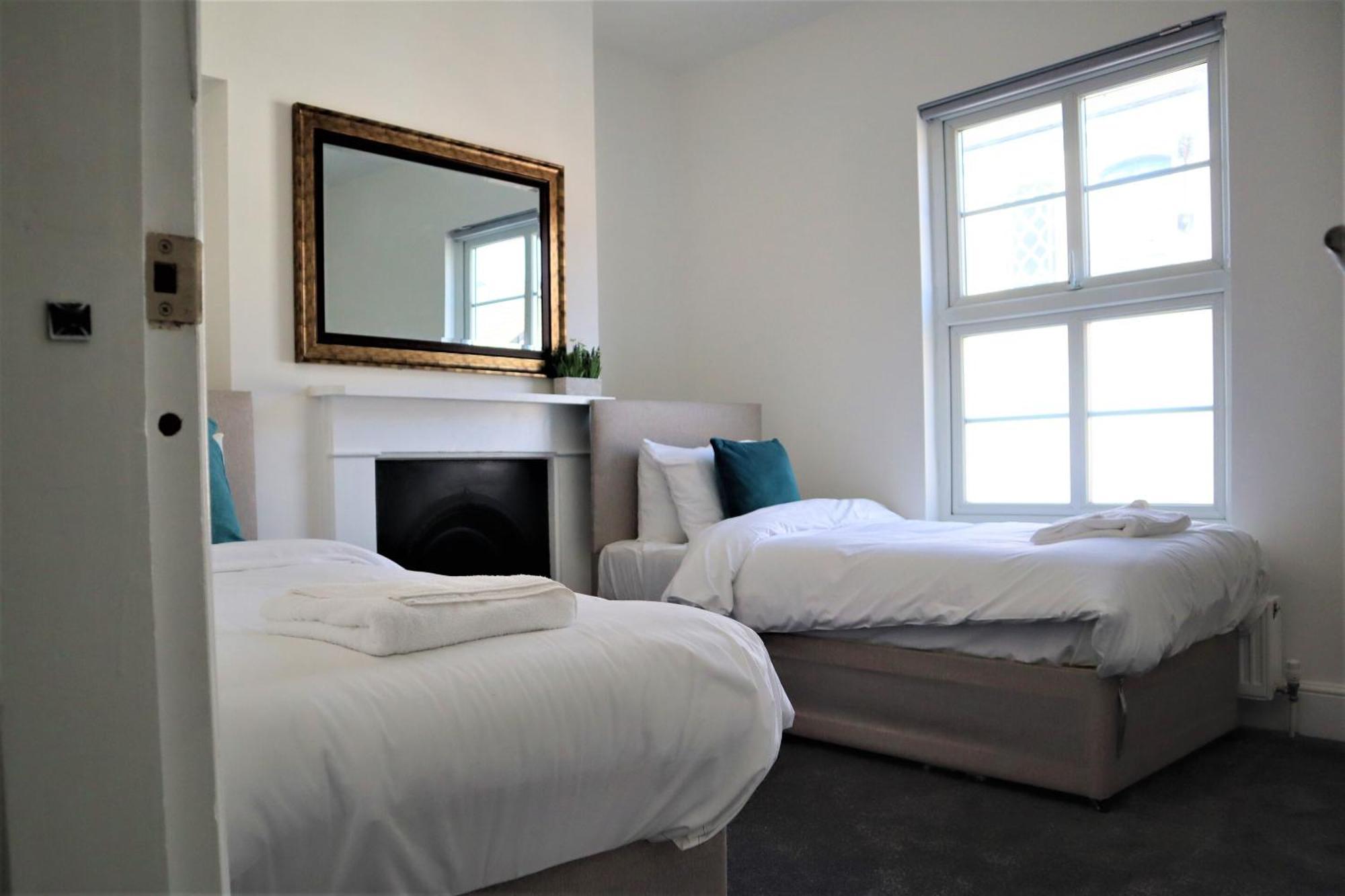 Victoria 4 Bedroom Serviced House Short Lets - Near Northampton Gen Hosp & Town Centre מראה חיצוני תמונה
