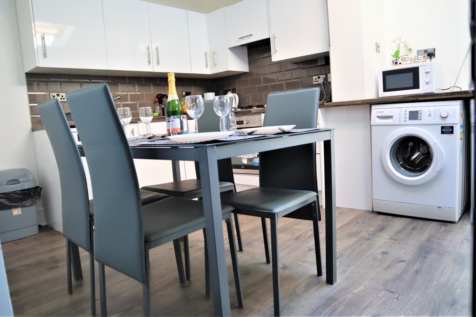 Victoria 4 Bedroom Serviced House Short Lets - Near Northampton Gen Hosp & Town Centre מראה חיצוני תמונה